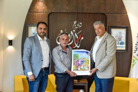 بلدية رام الله تستقبل رسام الكاريكاتير الفنان أسامه نزال